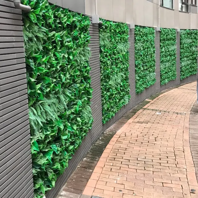 pared con plantas artificiales