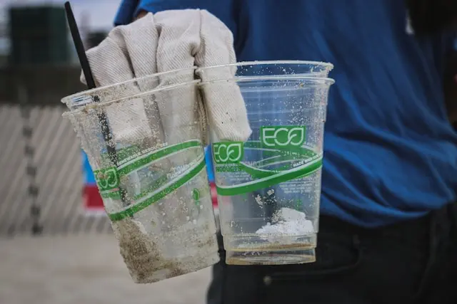 dos vasos plásticos con logo ecologico