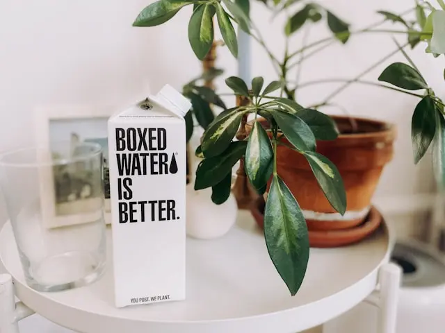 una caja de carton con agua