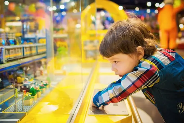 niño en una jugueteria