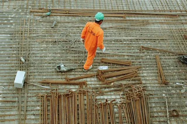 hombre trabajando en construcción
