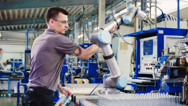 persona colaborando con una mano robótica