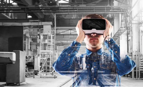 persona con lentes de realidad virtual