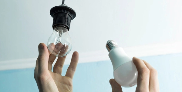 persona colocando focos de luz