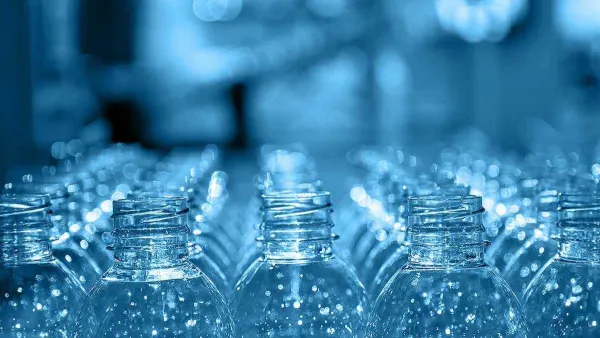 Muchas botellas celestes