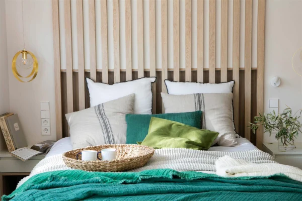 8. Cabecero de cama con listones