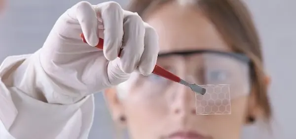 persona en el laboratorio