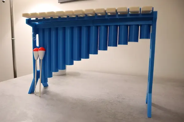 13. Marimba con tubos reutilizados