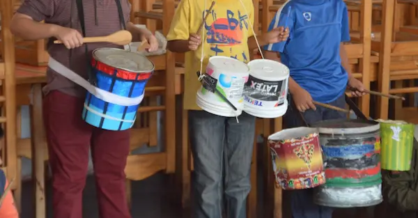 Instrumentos de percusión con latas